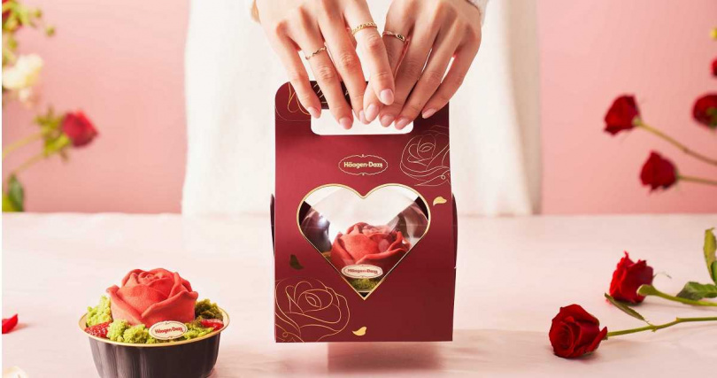 「掌心玫瑰」以透明花罩保護搭配金線勾勒的玫瑰提盒。（圖／哈根達斯提供）