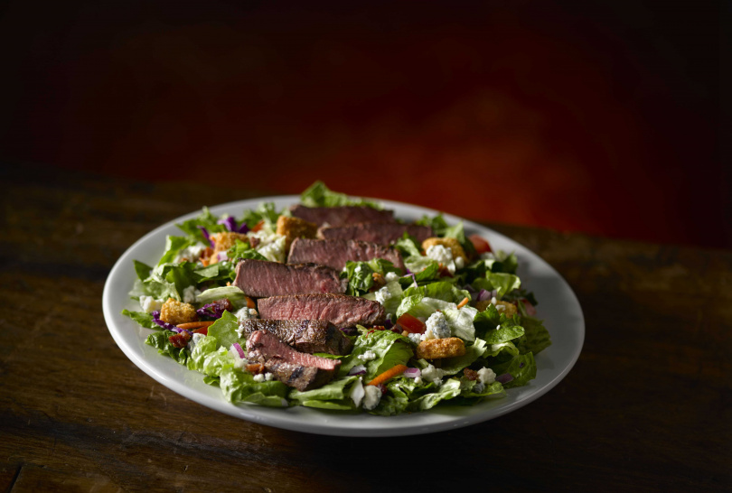 Texas Roadhouse推出599元的「6oz.沙朗牛排沙拉」。（圖／開展餐飲集團提供）