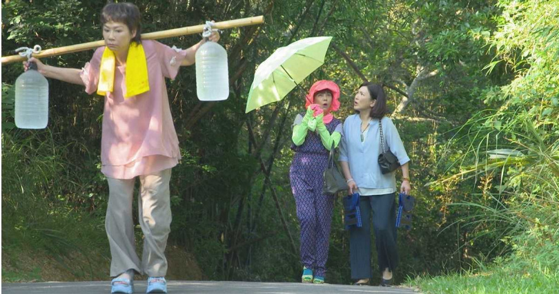 姚黛瑋、錦雯跟楊瓊華為了《愛的榮耀》頂著酷熱天氣出外景。（圖／民視提供）