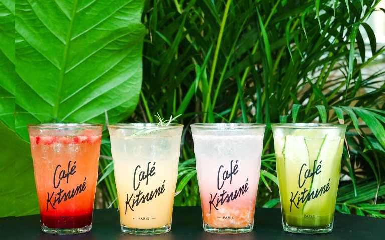 Café Kitsuné 夏日氣泡飲系列,包括抹茶小黃瓜氣泡飲:薄荷、抹茶、小黃瓜的綠意草本清新調、草莓羅勒氣泡飲:酸甜草莓與濃郁羅勒香氣、白桃柚子氣泡飲:融合柚子果醬與白桃果泥、百里香香氣、葡萄柚迷迭香氣泡飲:微酸果味與草本平衡,果感十足,各200元(圖/品牌提供)