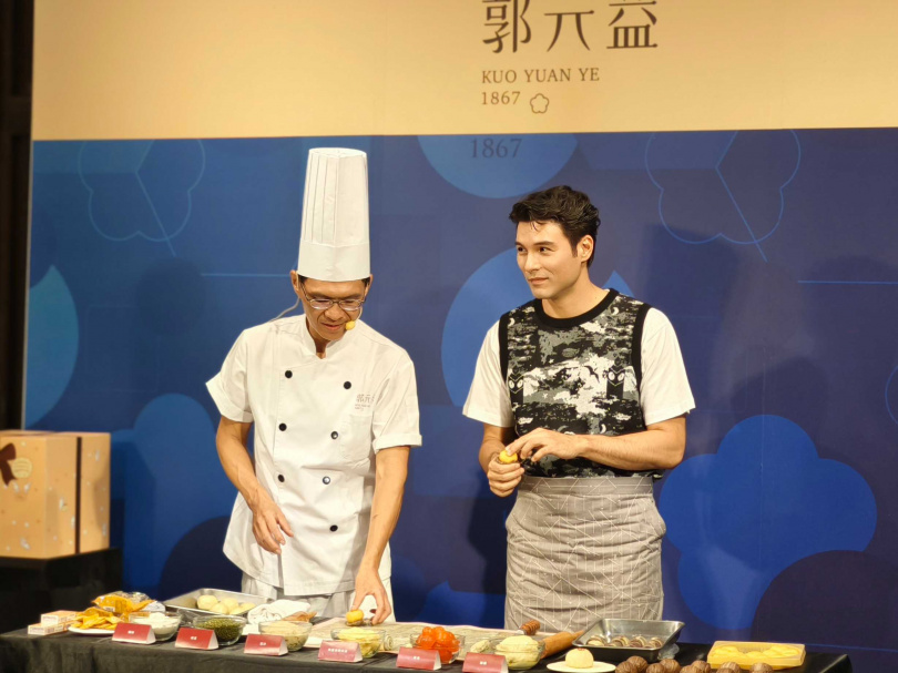 正在籌備樂團「鳳小岳&壓克力柿子」新單曲的鳳小岳（右）笑說做餅比寫歌困難許多。（圖／魏妤靜攝）