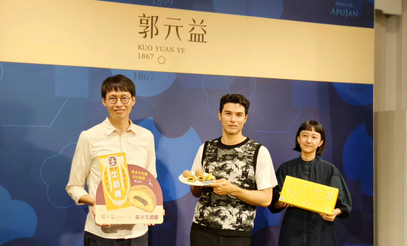 郭元益副總經理郭建偉（左起）、郭元益品牌代言人鳳小岳、郭元益中秋禮盒插畫設計者子仙。（圖／魏妤靜攝）