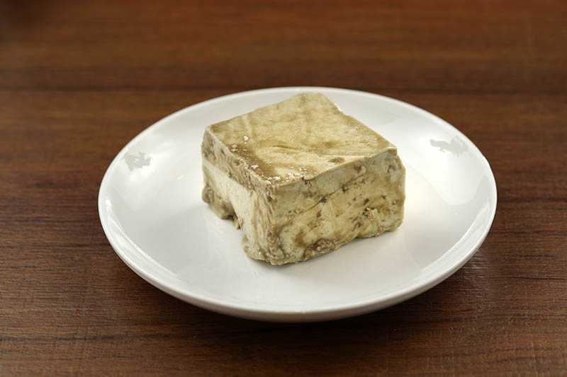 鹽滷臭豆腐：用於麻辣，口感較粗實，風味香濃。鹽滷和石膏都是豆腐凝固劑。（圖／于魯光）