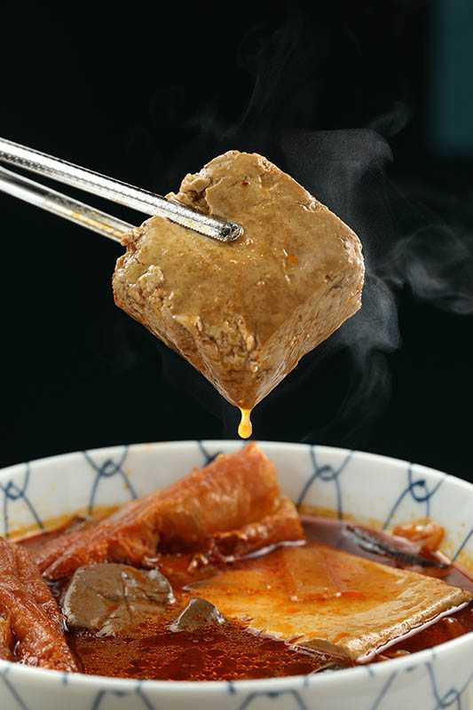 「麻辣鴨血臭豆腐」內含2種臭豆腐、鴨血和老油條，附米飯或紅薯粉條。（200元）（圖／于魯光）