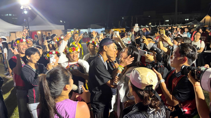 楊祐寧完賽後開心擁抱老婆阿梅。（圖／玩下娛樂提供）