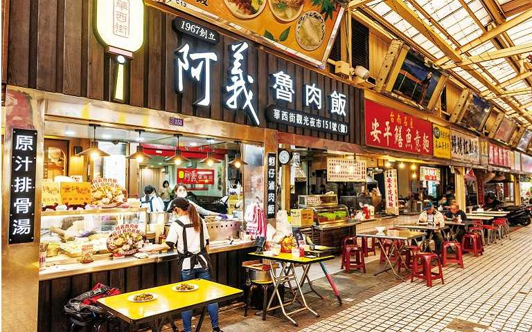 位在台北市萬華區的華西街夜市內「阿義魯肉飯」，是在地多年的老店之一。（圖／張祐銘攝）