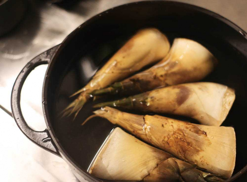 綠竹筍在料理前先帶殼下水煮過，可以鎖住濃郁筍香。（圖／毛奇提供）