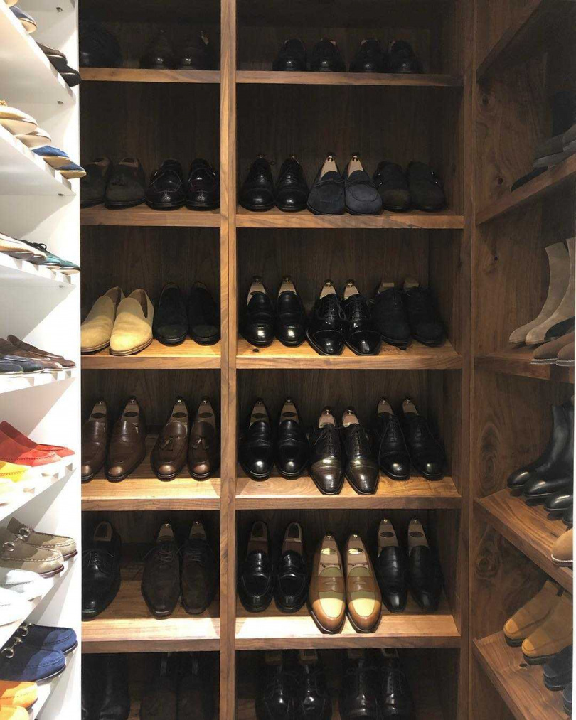 以往南宮珉的鞋櫃中多是皮鞋，現在他改變穿衣風格，添購了不少球鞋。（圖／翻攝南宮珉IG）