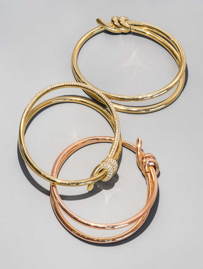 TIFFANY & CO.「Knot」系列，18K金鑲鑽手環╱725,000元；18K金手環╱251,000元；18K玫瑰金手環╱251,000元。（圖╱TIFFANY & CO.提供）
