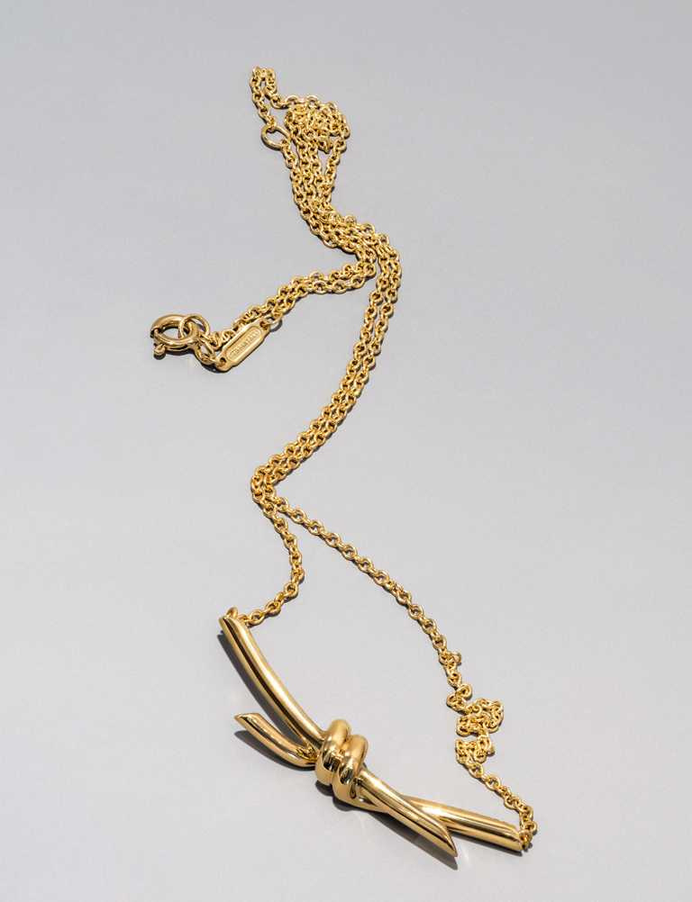 TIFFANY & CO.「Knot」系列，18K金項鍊╱66,000元。（圖╱TIFFANY & CO.提供）