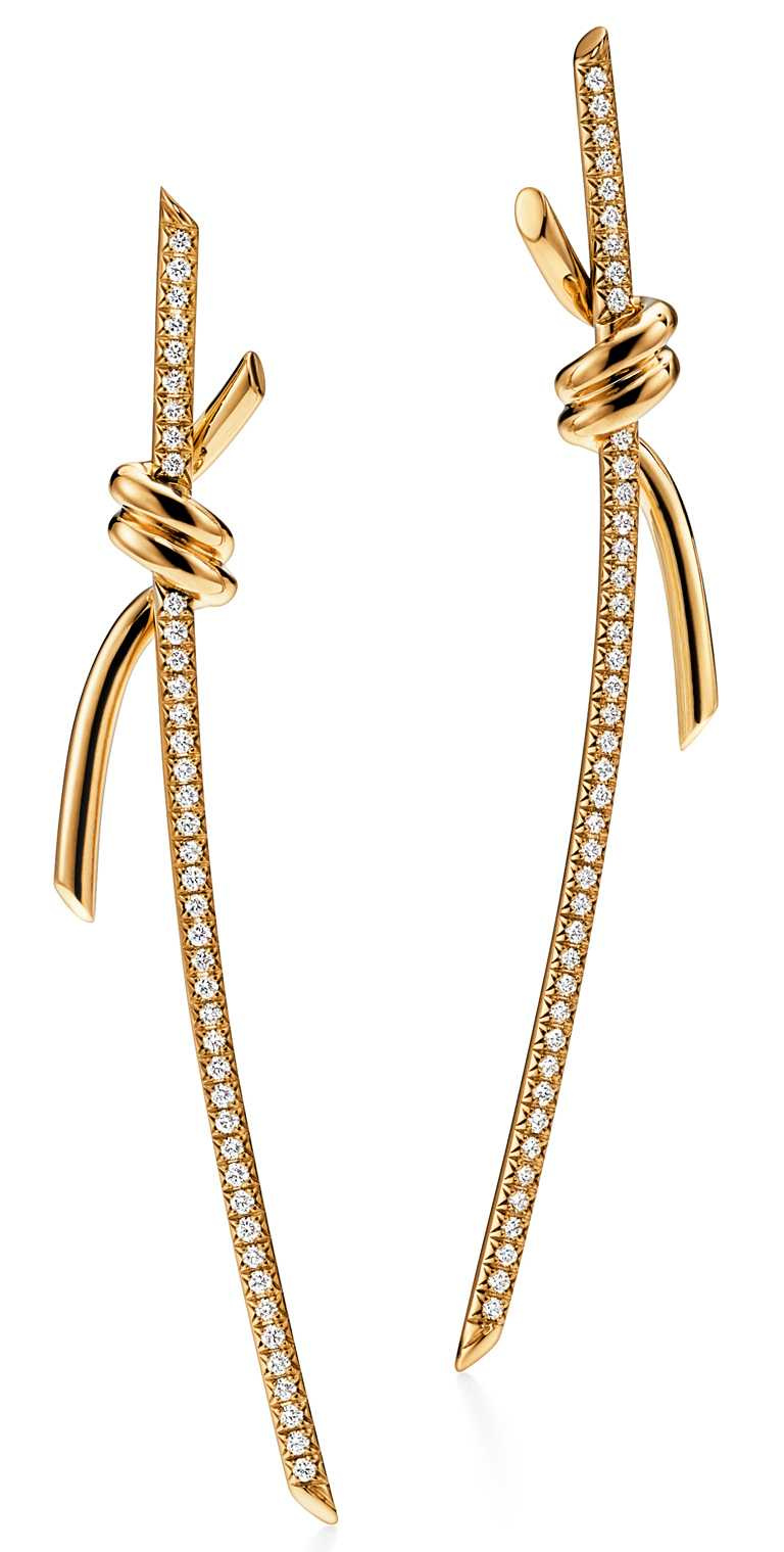 TIFFANY & CO.「Knot」系列，18K金長版鑲鑽耳環╱185,000元。（圖╱TIFFANY & CO.提供）
