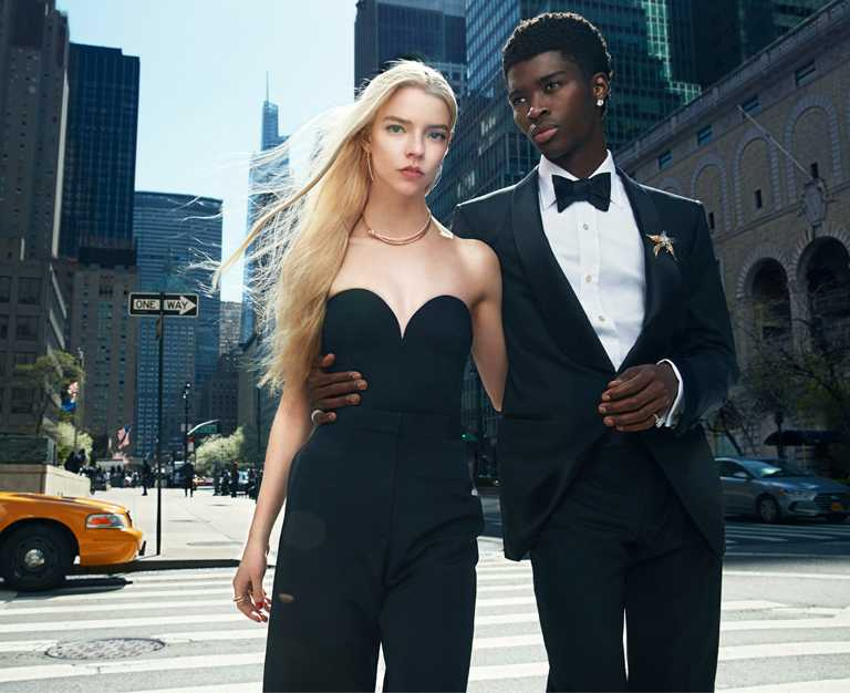 好萊塢女星安雅泰勒喬伊與男模艾頓梅森，在紐約街頭拍攝「Tiffany Knot」全新系列形象廣告。（圖╱TIFFANY & CO.提供）