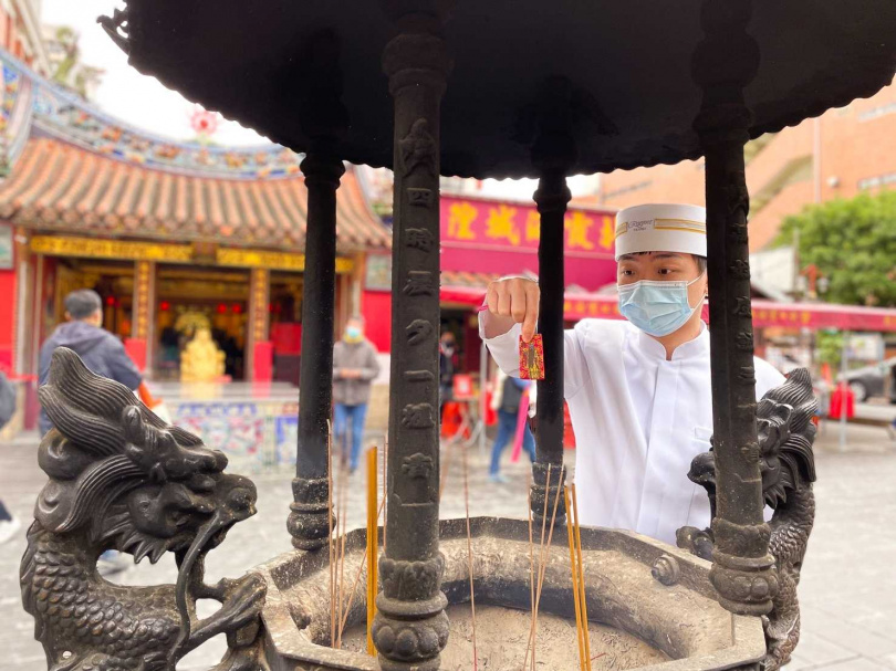 位於迪化街的「台北霞海城隍廟」是海內外旅客求姻緣必朝聖之地