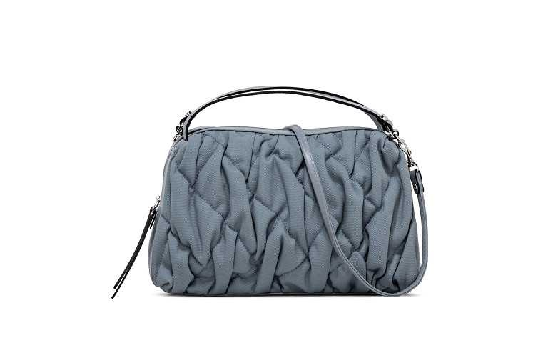 Alifa褶皺輕量包，售價8,800元 (灰藍色)。