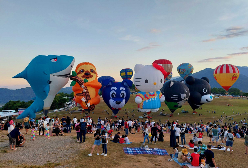 將持續至8/15的台東熱氣球嘉年華吸引許多民眾現場追球，在饗嚮星空也有極佳觀景區。（圖／魏妤靜攝）