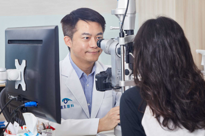 張聰麒醫師表示，LBV裸視美雷射的術前客製化患者眼齡參數，使術後效果更精確(圖/遠見眼科提供）