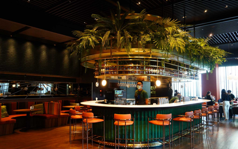 摩登的綠色環形中島吧台為餐廳帶來搶眼視覺感。（圖／魏妤靜攝）