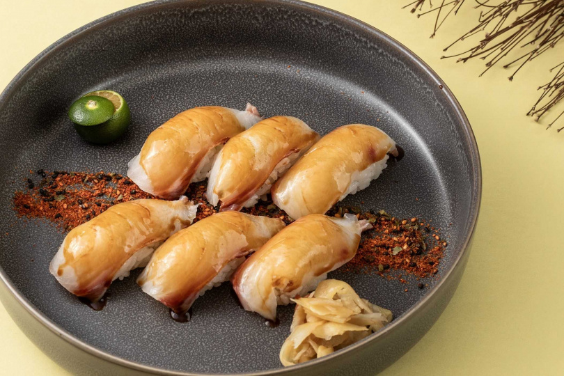 「炙燒海鱺握壽司」表面刷上一層熬製3天的照燒醬，再加以炙燒，多一層甜、香、脆的焦香口感。