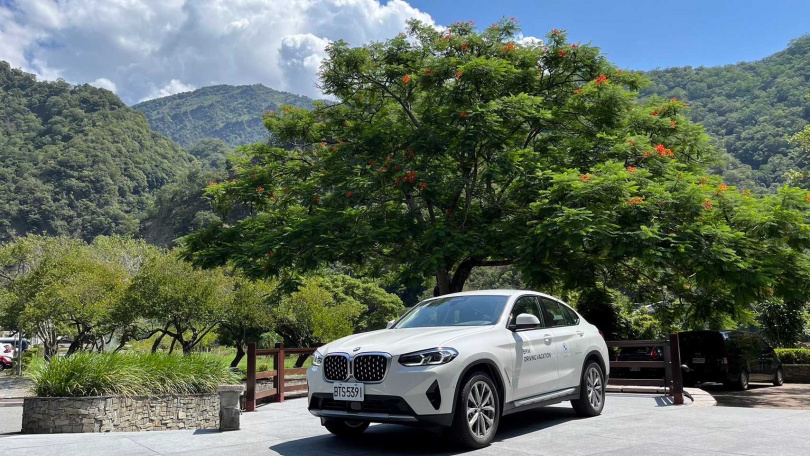 預訂太魯閣晶英BMW尊榮自駕遊專案的客人，可任選體驗駕乘全新BMW X3豪華運動休旅或別具時尚個性的全新BMW X4豪華運動跑旅 。