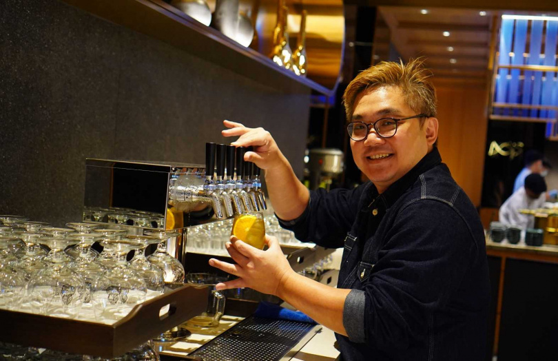 Bar TCRC主理人阿翔設計島語聯名調酒，圖為以琴酒融合古早味紅茶和青蘋果的「Woman & Jason」。