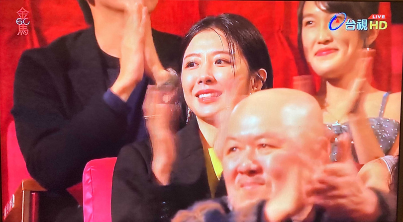 吳慷仁的女友邵雨薇在台下含淚替他得獎感到開心。（圖／翻攝自台視）