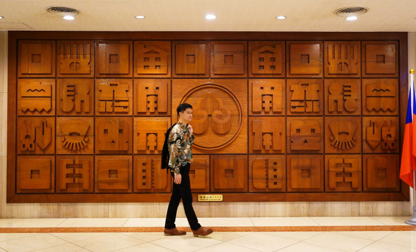 在飯店1樓還有由現代版畫教父、同時也是福華創辦人廖欽福之子的廖修平所設計的木板壁畫「福華人生」。