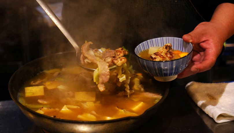 豬肉榮小料理在餐會後段端上熱氣騰騰的「湯味噌蔭鳳梨豬五花」，正好以台日融合的家常味暖胃暖心。（圖／魏妤靜攝）