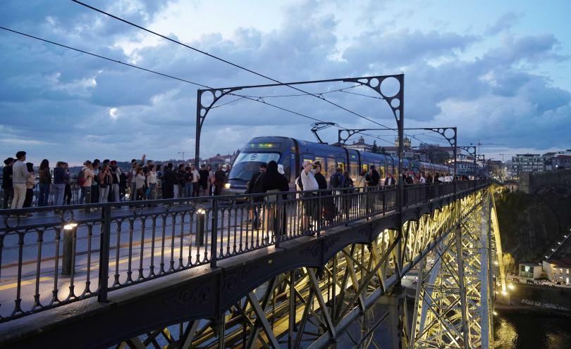 路易一世大橋上設有電車軌道，電車通過時常可見車上乘客與橋上行人互拍的有趣場景。（圖／魏妤靜攝）