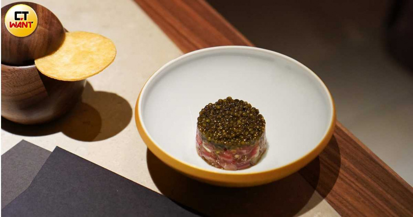 「夜來香」可以Taco 脆片挖取牛肉塔塔品嘗,帶來食用趣味。(圖/魏妤靜攝)