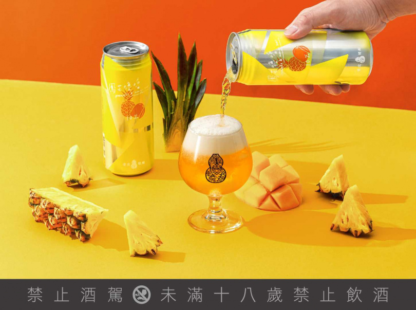 「鳳芒嚕嚕啤酒」以多汁鳳梨結合香甜芒果帶來飽滿熱帶果香，順口滋味中藏著強勁的10%酒精度。（99元／500ml，圖／臺虎精釀提供）