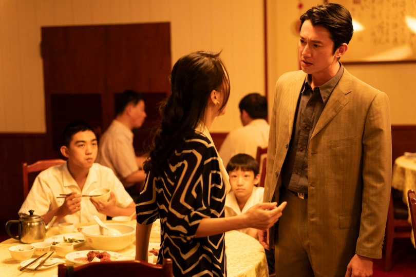 吳慷仁年紀雖然跟孫淑媚差不多,但因孫淑媚出道早,吳慷仁笑說自己是「聽她歌長大的」。(圖/華映娛樂提供)