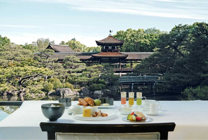 「NIPPONIA 住客專屬」平安神宮會館的早膳,可眺望優美的神苑(© VMG HOTELS & UNIQUE VENUES)