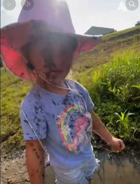 女孩把魚放生，反而被甩幾陀泥巴在臉上。（圖／翻攝自臉書）