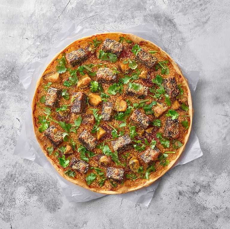 必勝客運用雲林在地食材，推出創新混搭「香菜皮蛋豬血糕比薩」。