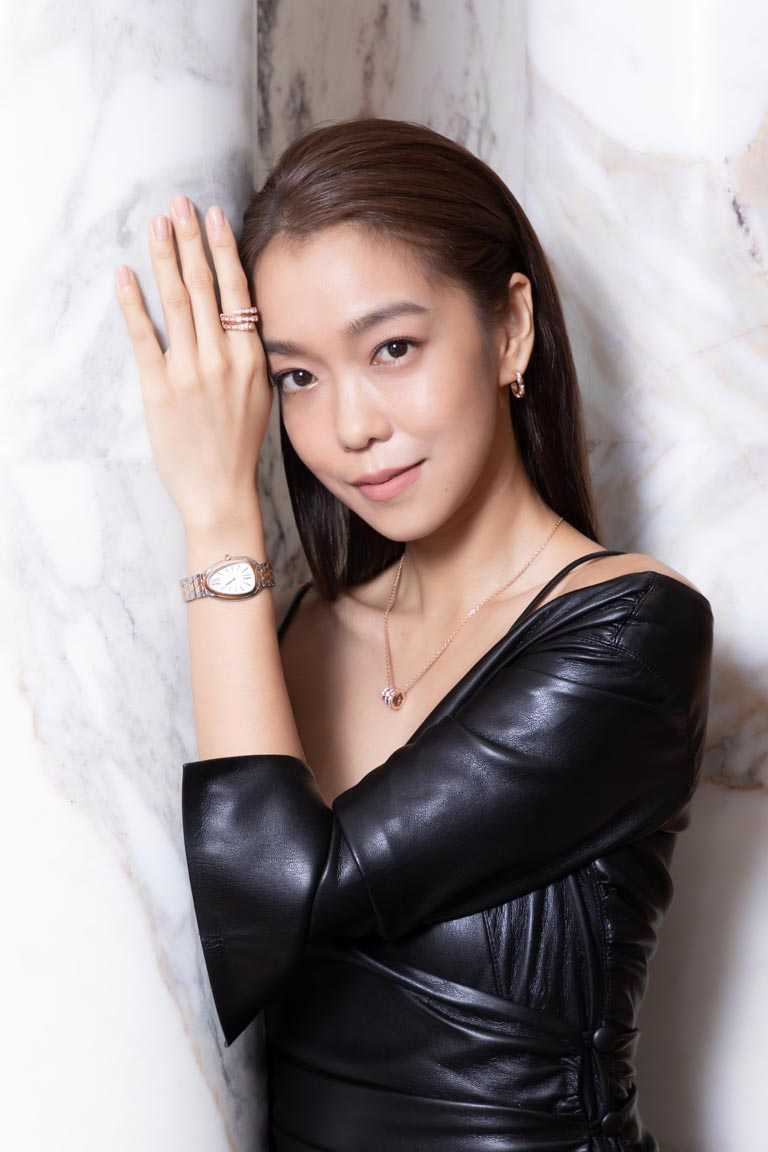實力派女星李霈瑜，佩戴BVLGARI「Serpenti Seduttori」玫瑰金與精鋼腕錶，優雅演繹精湛鑲嵌工藝魅力。（圖╱BVLGARI提供）
