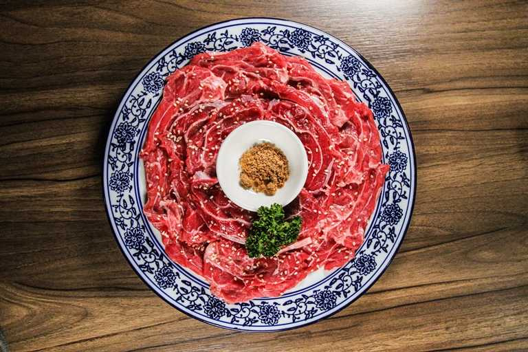 手切冷藏肉風味較一般冷凍肉更顯明，是建議必點的肉品。（319元）