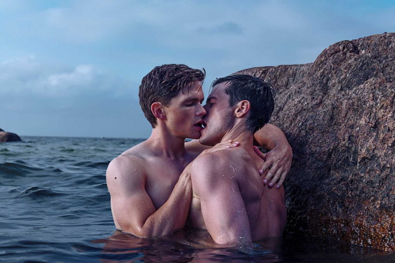 湯姆普里爾（左）在片中情陷奧列格札格羅德尼（右）深情擁吻畫面。