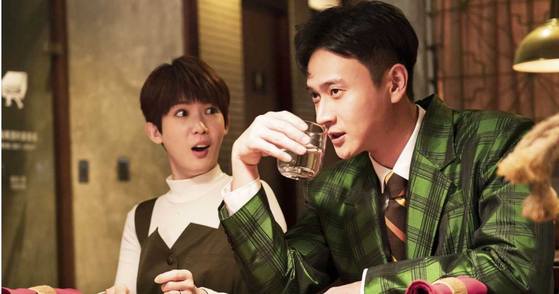 劉冠廷、孫可芳在《聖筊》飾演夫妻，兩人有一段在餐廳點餐的戲，被形容為魔王級難背的台詞。（圖／公視提供）