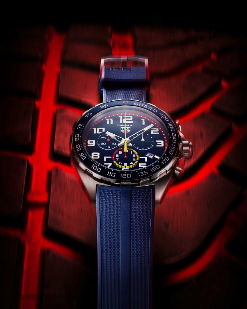 TAG Heuer X Red Bull Racing Formula 1紅牛車隊特別款計時腕錶膠帶款／價格店洽（圖／品牌提供）