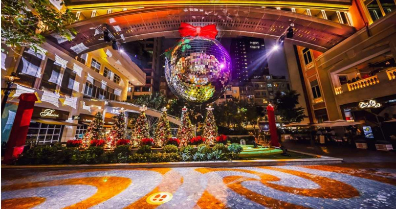 全亞洲最大Disco Ball懸掛於林蔭步行街上空，營造復古派對氣氛。（圖／利東街提供）