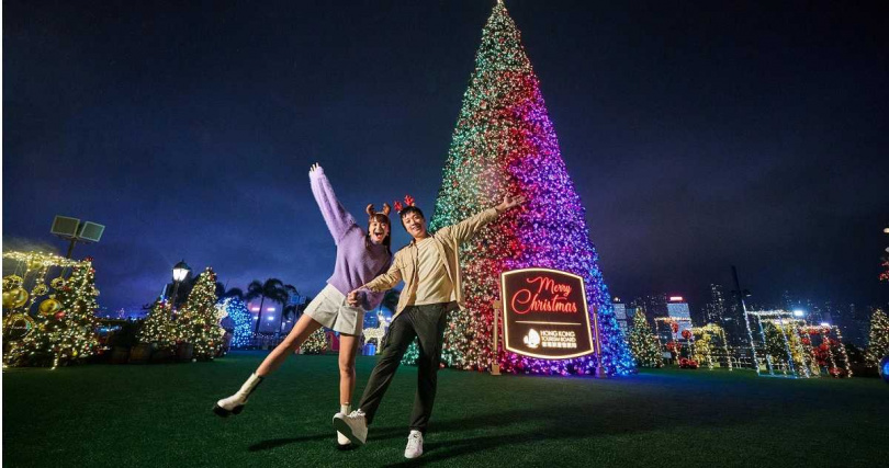 造訪「香港繽紛冬日巡禮」，朝聖全港戶外最高耶誕樹。（圖／香港旅遊發展局提供）