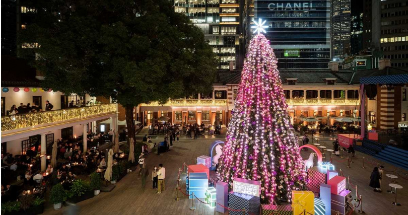 檢閱廣場的耶誕樹會於每晚6點到9點30分上演燈光表演。（圖／大館提供）