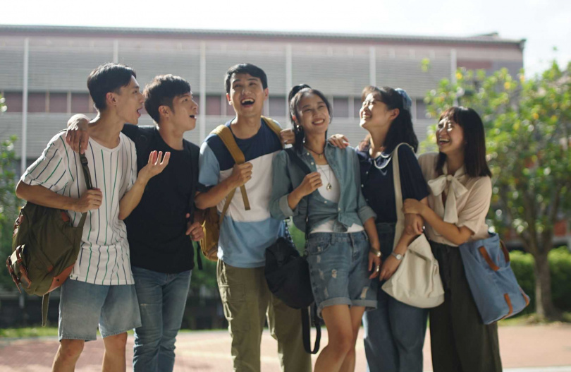  方宥心（右三)飾演的林嘉俐在大學裡結交一群要好的死黨。（圖／大愛提供）