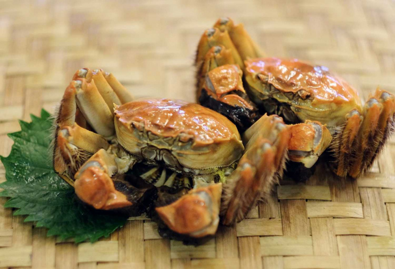 「清蒸大閘蟹」蟹肉鮮甜細緻、蟹膏鮮美飽滿，佐以鎮江醋或薑等佐料，挑逗蟹控們的食慾。