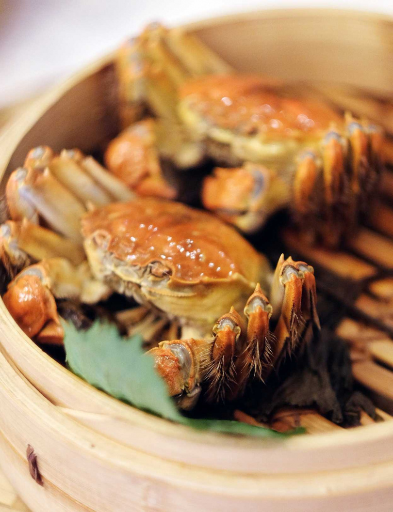   「清蒸大閘蟹」以清蒸鎖住螃蟹的鮮甜滋味。  