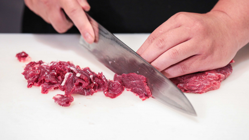 現場可見主廚現切鍋物要使用的肉盤，每片肉幾乎都控制在0.2公分的薄度。（圖／林士傑攝）