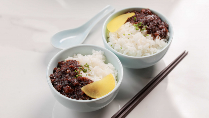 必點的「台灣牛燥飯」以特製牛肉醬汁搭配香Q的越光米飯，讓人十分滿足。（40元／碗，圖／林士傑攝）