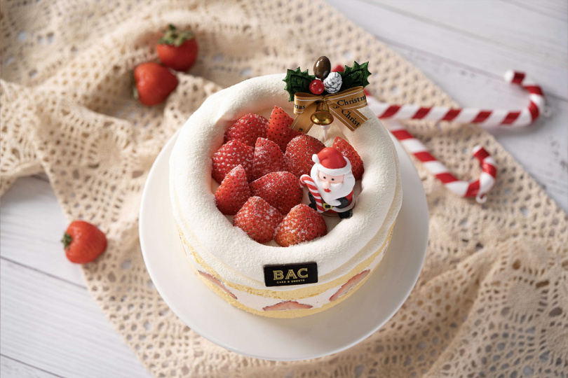 巧克力蛋糕專家 BAC 推出聖誕限定「香草卡士達草莓蛋糕」， 以新鮮草莓結合香濃起司打造酸甜綿密內餡，入口彷彿草莓牛奶般甜美滑順。