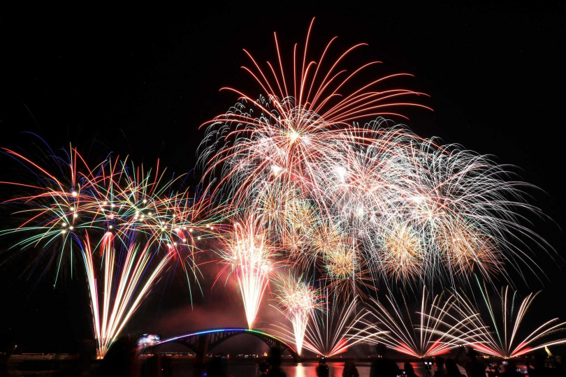 澎湖國際海上花火節每年夏季皆為澎湖夜空帶來璀璨景致。（圖／奧丁丁提供）