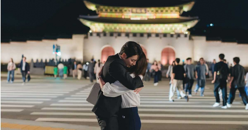 李浚赫(左)坦言要在人來人往的知名景點拍攝親密戲的挑戰度極高。(圖/Hami Video提供)